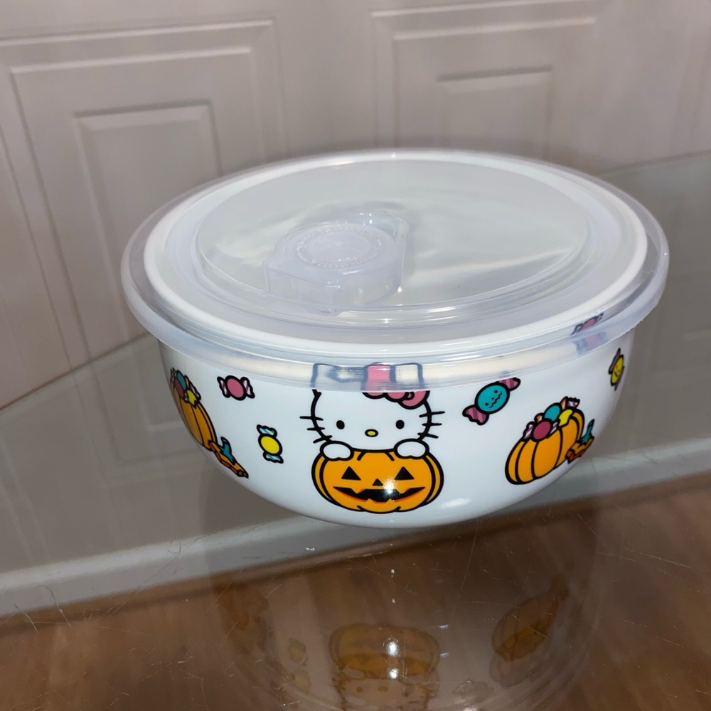 Brand New Hello kitty 6” Bowl With Lid